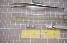 タイヤです。丸くくりぬいたマスキングテープを使い、つや消し黒を吹き付けます。