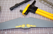 主脚の格納場所は、カーキ色に塗ったあと、マスキング。コンパスカッターが活躍します。