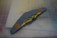 車輪の格納庫をシルバー、クリア青緑で塗り、味方識別の黄色を塗ってからマスキングして