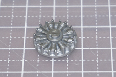 エンジンの塗装はシルバー、このあと薄めたエナメル系の黒の順に筆塗りし立体感を表現します