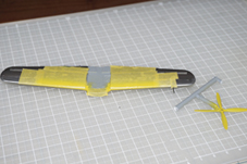 主翼とプロペラをオレンジイエローを塗装