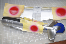 日の丸もペイント。下地に白を吹き付けてから