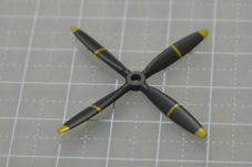 プロペラも黄色を先に、グレーをあとから