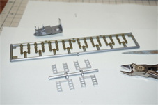 爆弾と取り付けラック。組立前に塗装したところ。ランナーからの取り外しあとはあとから筆塗り