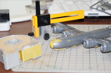 マスキングして機体と一緒に塗装します