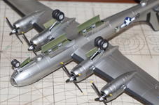 しりもち状態はまだ解消できず、エンジンカウリング内にも重りを追加