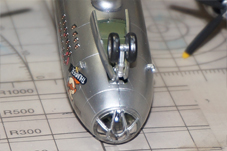 ちょこんと着いたフックのようなものはピトー管と言います。これで対気速度を計ります。機首の両サイドにあリ