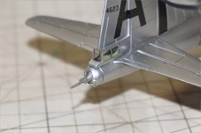 後端には機銃2丁に加え、大きく長い機関砲1丁が装備されていました