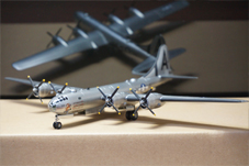 戦闘機が容易に到達できない高高度を悠然と飛行するために、ボーイングだけが実用化できたターボチャージャー付きエンジンが搭載されていました