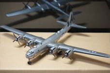 幅を抑えた長い主翼は、高高度においての安定性と機体の軽量化を両立させた画期的な設計でした