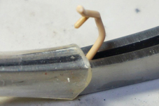 排気管に穴がないので…